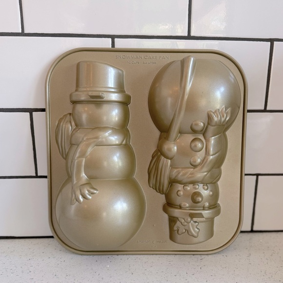 New- Nordic Ware Nonstick Cast Aluminum 3D Snowman Pan - Picture 3 of 5